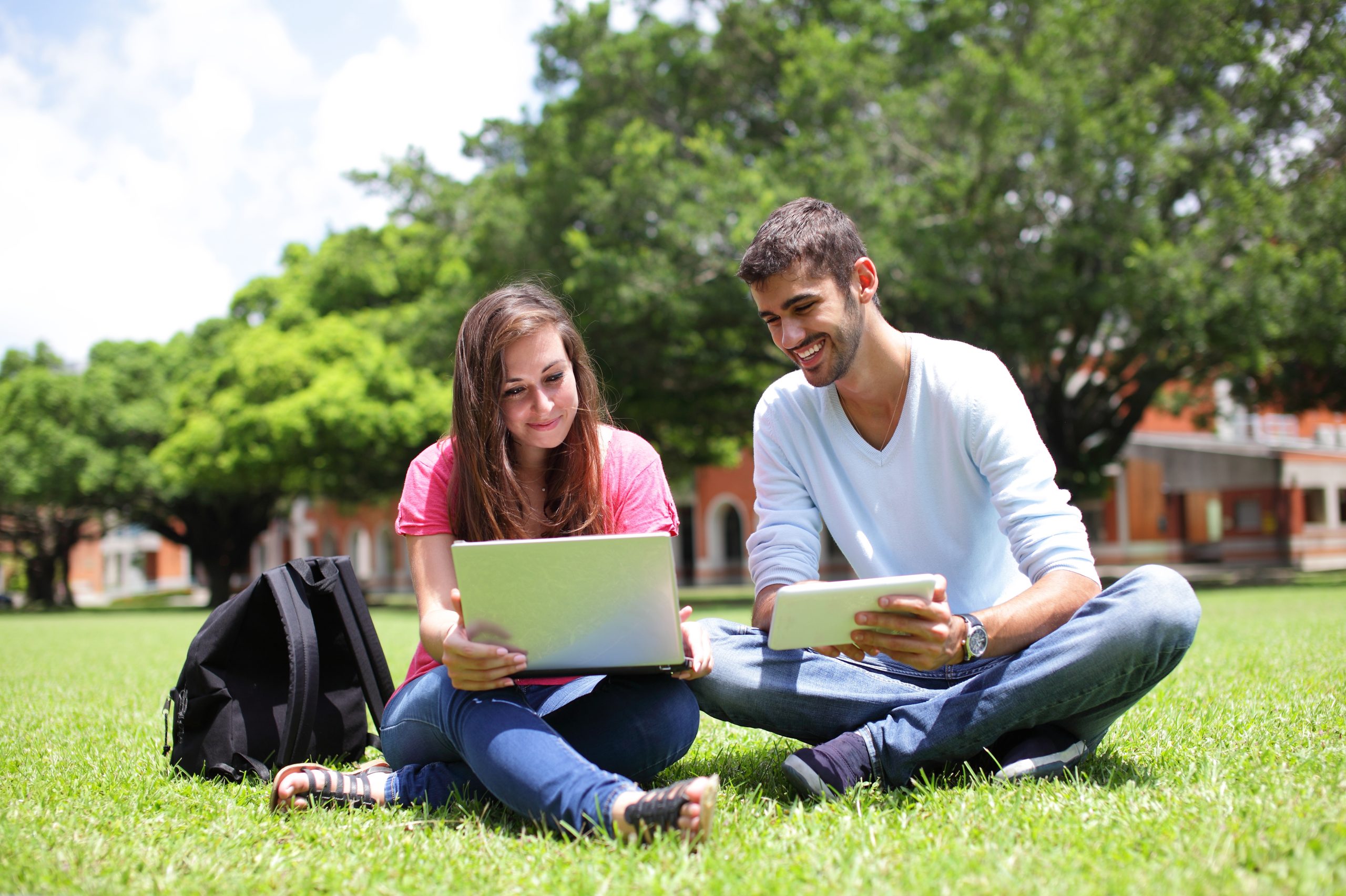 Reading on property. Студенты на природе с ноутбуком. Студенты в парке. Студент с ноутбуком. Парень с ноутбуком на природе.